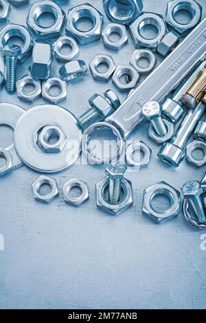 Metallischer Hintergrund mit Stapel von Gewindewerkzeugen aus Stahl. Stockfoto