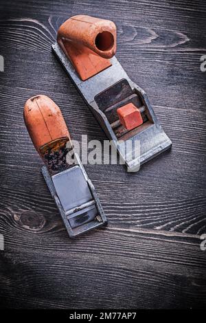 Mini-Hobelfräsen im Vintage-Stil auf Holzbretterbaukonzept. Stockfoto