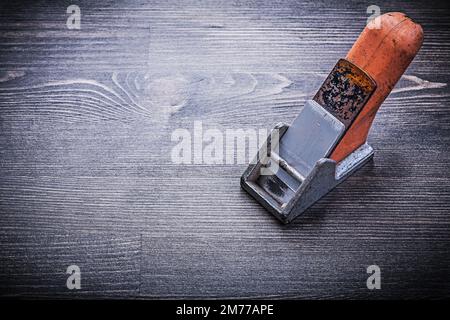 Mini-Vintage-Rasierhobel auf Holzbrettern. Stockfoto
