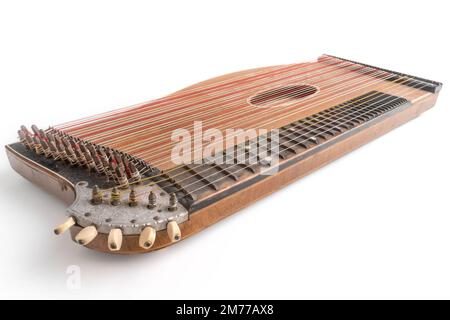 Hochwinkel-Nahaufnahme horizontaler Studioaufnahmen von altem Holzzither isoliert auf weißem Hintergrund. Detaildarstellung der Zithermechanik und Einstellstifte Stockfoto