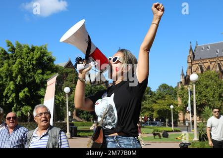 Sydney, Australien. 8. Januar 2023 Die Iraner protestieren gegen das islamische Hardliner-Regime im Iran und insbesondere gegen den Absturz von Flug PS752 im Rahmen der Proteste gegen Frauen, Leben und Freiheit. Ukraine International Airlines Flug 752 war ein internationaler ziviler Linienflug von Teheran nach Kiew, der von Ukraine International Airlines durchgeführt wurde. Am 8. Januar 2020 wurde die auf dieser Route fliegende Boeing 737-800 vom Korps der Islamischen Revolutionsgarde (IRGC) kurz nach dem Start abgeschossen, bei dem alle 176 Passagiere und Besatzungen an Bord getötet wurden. Kredit: Richard Milnes/Alamy Live News Stockfoto