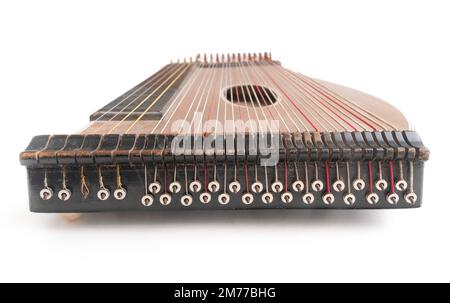 Hochwinkel-Nahaufnahme horizontaler Studioaufnahmen von altem Holzzither isoliert auf weißem Hintergrund. Detaildarstellung der Zithermechanik und Einstellstifte Stockfoto