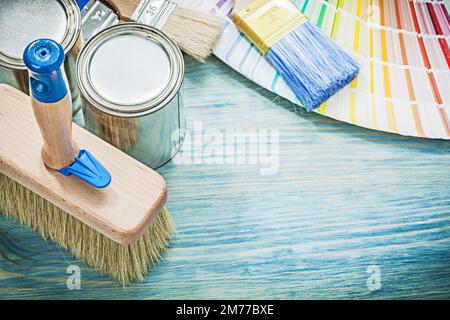 Lackdosen pantone-Lüfter auf Holzbretterbaukonzept bürsten. Stockfoto