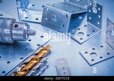 Lochstangen Blechlineal Bohrer und Bits auf metallischem Hintergrund Baukonzept. Stockfoto