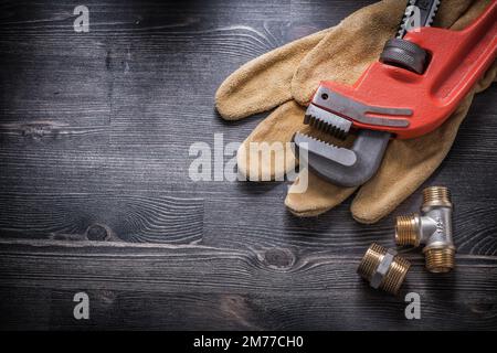 Rohrzange Messing Sanitärarmaturen Leder Schutzhandschuhe Baukonzept. Stockfoto