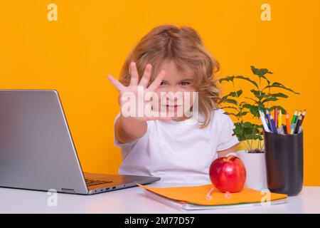 Hör auf, mich zu schikanieren Traurige und wütende Schülerin. Schulkind, das einen Laptop benutzt. Schule und Bildungskonzept. Porträt eines süßen Schuljungen, isoliert auf Stockfoto