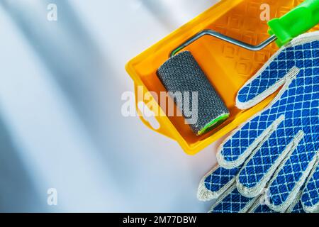 Schutzhandschuhe Farbwanne Rolle auf weißem Hintergrund. Stockfoto