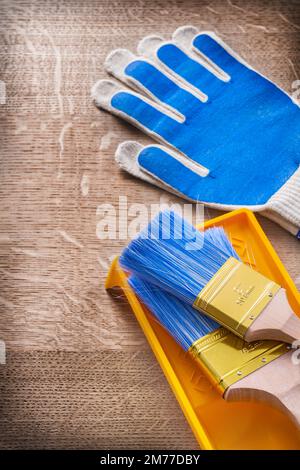 Schutzhandschuhe Farbbürsten Tablar Konstruktionskonzept. Stockfoto