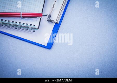 Roter Kugelschreiber Kariertes Copybook Notizblock Bürokonzept. Stockfoto