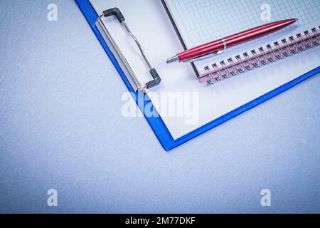 Roter Brio-Stift karierte Erinnerungsnotiz Notizblock Bürokonzept. Stockfoto