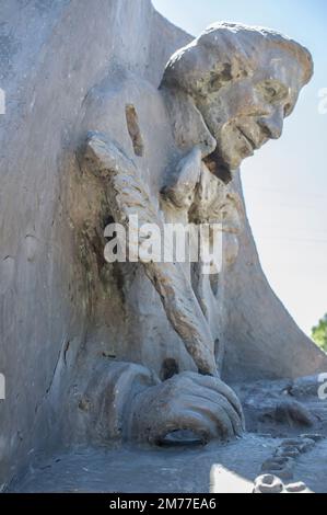 La Albuera, Spanien - 12. Juni 2021: Hans Christian Andersen-Denkmal, Vertreter des Autors, der die hässliche Ente schrieb. Badajoz, Spanien. Stockfoto