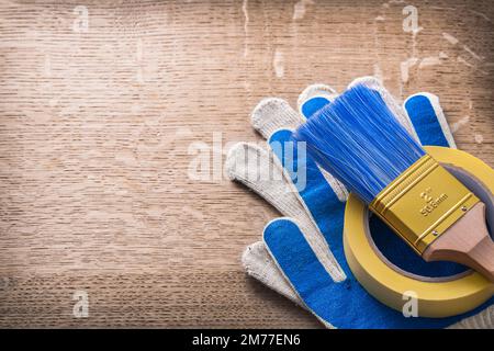 Schutzhandschuhe Farbpinsel Klebeband Konstruktionskonzept. Stockfoto