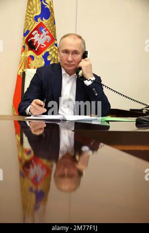 Wladimir PUTIN (Präsident Russland) sitzt am Telefon an seinem Schreibtisch, am 3. Januar 2023. Einzelbild, abgeschnittenes Einzelmotiv, halbe Figur, halbe Figur. Foto: Der Kreml Moskau Via Stockfoto