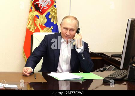 Wladimir PUTIN (Präsident Russland) sitzt am Telefon an seinem Schreibtisch, am 3. Januar 2023. Einzelbild, abgeschnittenes Einzelmotiv, halbe Figur, halbe Figur. Foto: Der Kreml Moskau Via Stockfoto