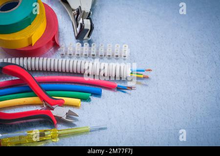 Satz von Elektrowerkzeugen auf zerkratzten Metalloberflächen. Stockfoto