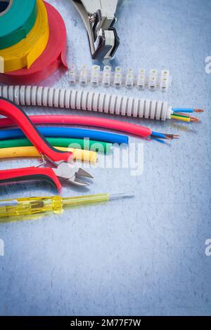 Satz von Elektrogeräten auf zerkratztem metallischem Hintergrund. Stockfoto