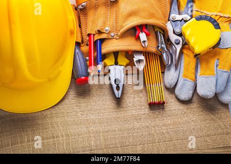 Satz von Konstruktionswerkzeugen im Werkzeuggürtel Stockfoto