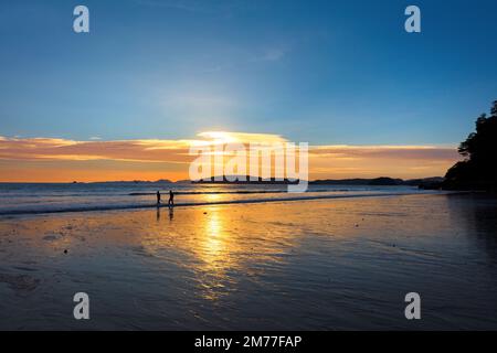 Strand in Thailand gegen Himmel bei Sonnenuntergang Stockfoto