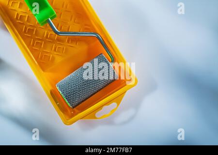 Rollensatz für Farbwanne auf weißem Hintergrund. Stockfoto