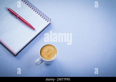 Set aus rotem Stift, karierter Erinnerung, Kaffeetasse, Bürokonzept. Stockfoto