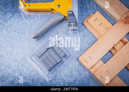 Set aus Heftpistole Chrom zum Heften von Holzbrettern auf metallischem Hintergrund. Stockfoto