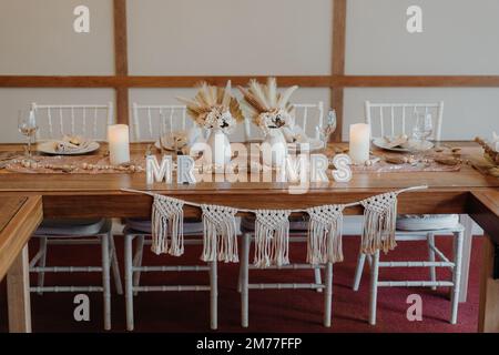 Eine Nahaufnahme der Worte "Herr und Frau" auf dem Holztisch Stockfoto