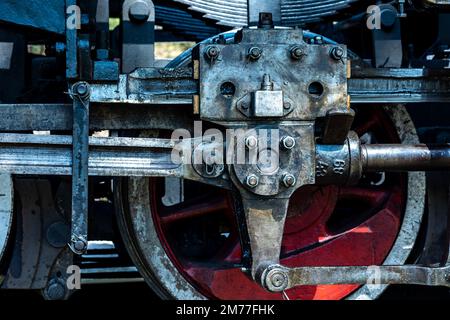 Nahaufnahme des Antriebssystems einer Dampflokomotive. Dampflokomotive steht auf den Gleisen, Foto bei natürlichen Lichtverhältnissen. Stockfoto