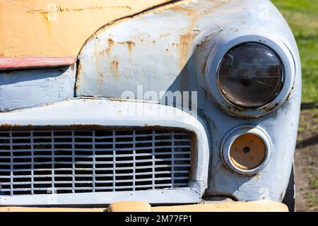 Ein alter Pkw, der in eine Dresisin umgewandelt wurde. Fahrzeuge für den Betrieb von Eisenbahnstrecken Stockfoto