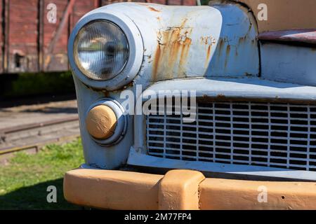 Ein alter Pkw, der in eine Dresisin umgewandelt wurde. Fahrzeuge für den Betrieb von Eisenbahnstrecken Stockfoto