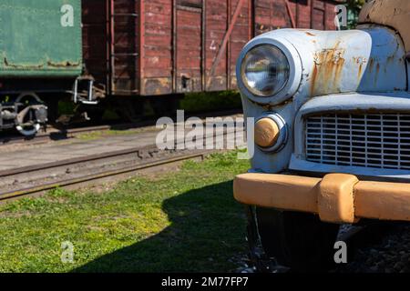 Ein alter Pkw, der in eine Dresisin umgewandelt wurde. Fahrzeuge für den Betrieb von Eisenbahnstrecken Stockfoto