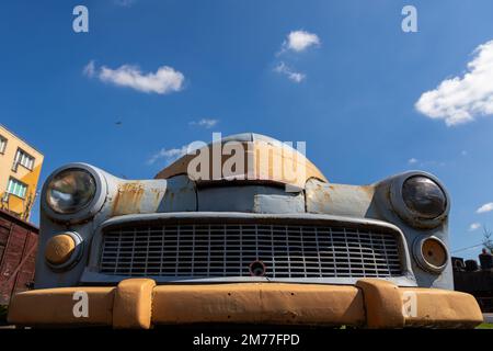 Ein alter Pkw, der in eine Dresisin umgewandelt wurde. Fahrzeuge für den Betrieb von Eisenbahnstrecken Stockfoto