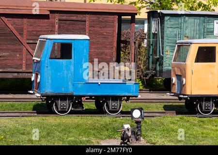 Kleine Schmalspurbahn am Museumsbahnhof. Denkmäler der Technologie, die vor der Vergessenheit gerettet wurden. Stockfoto