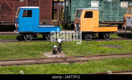 Kleine Schmalspurbahn am Museumsbahnhof. Denkmäler der Technologie, die vor der Vergessenheit gerettet wurden. Stockfoto