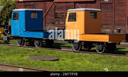 Kleine Schmalspurbahn am Museumsbahnhof. Denkmäler der Technologie, die vor der Vergessenheit gerettet wurden. Stockfoto