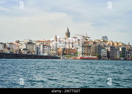 Istanbul, Türkei - 5. Mai 2021: Blick auf den Galataturm über die Bucht des Bosporus von der Gegend Fatih. Istanbul, Türkei Stockfoto