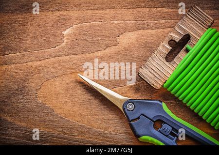 Gartenschere mit weichem Drehverschluss auf Holzbrettern im Gartenkonzept. Stockfoto