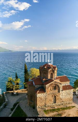 Kirche des heiligen Johannes des Theologen in Kaneo, Panoramablick bei Sonnenuntergang, Ohrid, Nord-Mazedonien Stockfoto