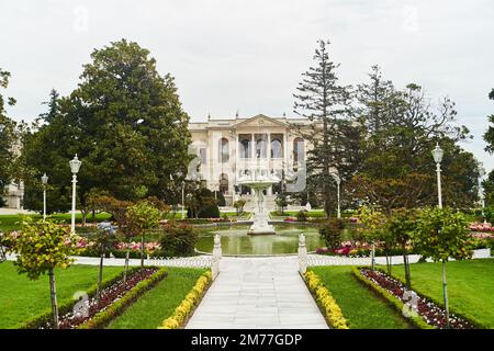 Blick auf die beeindruckende Architektur des Dolmabahce Palastes in Istanbul. Stockfoto