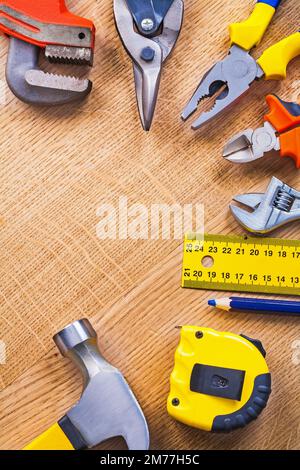 Werkzeuge organisiert in Kopierraum-Schlüsselfräser Zange Lineal Bleistift Tapelinerhammer auf Holzplatten Baukonzept Stockfoto