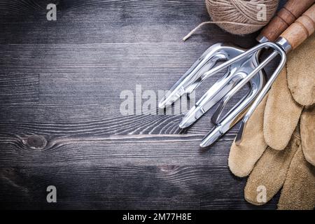 Kelle Gabelrechen Lederhandschuhe hank von Seilzucht Konzept. Stockfoto