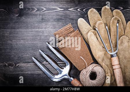 Kelle Gabelrechen Lederhandschuhe seil Torftöpfe. Stockfoto