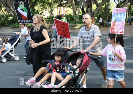 Sydney, Australien. 8. Januar 2023 Die Iraner protestieren gegen das islamische Hardliner-Regime im Iran und insbesondere gegen den Absturz von Flug PS752 im Rahmen der Proteste gegen Frauen, Leben und Freiheit. Ukraine International Airlines Flug 752 war ein internationaler ziviler Linienflug von Teheran nach Kiew, der von Ukraine International Airlines durchgeführt wurde. Am 8. Januar 2020 wurde die auf dieser Route fliegende Boeing 737-800 vom Korps der Islamischen Revolutionsgarde (IRGC) kurz nach dem Start abgeschossen, bei dem alle 176 Passagiere und Besatzungen an Bord getötet wurden. Kredit: Richard Milnes/Alamy Live News Stockfoto