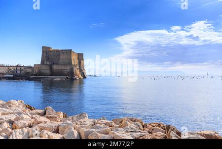 Castel OVO (Ei Schloss) eine mittelalterliche Festung in der Bucht von Neapel, Italien. Stockfoto