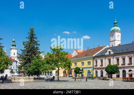 Uherské Hradiste (Ungarisch Hradisch): Stadtplatz Marianske namesti, Franziskanerkloster und Kirche der Verkündigung der Jungfrau Maria (links), Turm Stockfoto