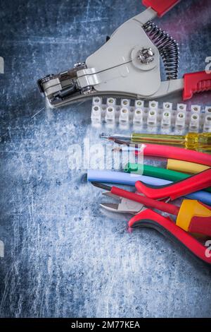 Abisolierer Schutz isolierte Schraubendreher Blockklemme Schneidzange. Stockfoto