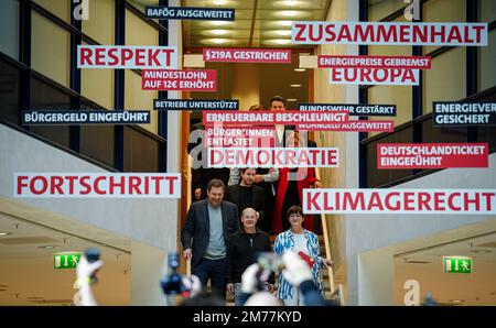 Berlin, Deutschland. 08. Januar 2023. Kanzler Olaf Scholz (M, SPD), Lars Klingbeil (l), Bundesvorsitzender der SPD, Saskia Esken (r), Bundesvorsitzende der SPD, und Kevin Kühnert (2. von links), Generalsekretär der SPD, nehmen an der jährlichen Kick-off-Veranstaltung des SPD-Präsidiums und des Parteivorstands des Willy Brandt House Teil. Das Motto der geschlossenen Sitzung lautet "Fortschritt im Wandel: Deutschland kann damit umgehen. Mit Sozialpolitik für Sie“. Kredit: Kay Nietfeld/dpa/Alamy Live News Stockfoto