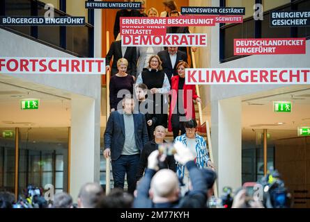 08. Januar 2023, Berlin: Bundeskanzler Olaf Scholz (M, SPD), Lars Klingbeil (l), Bundesvorsitzender der SPD, Saskia Esken (r), Bundesvorsitzende der SPD, Kevin Kühnert (2. f.l), Generalsekretär der SPD, Manuela Schwklesig (hintere Reihe l-r, SPD), Minister-Anomerania (Präsident), Mecommern-Polland-Präsident, Mecennig, Mollenberg-Präsident, Mollenburg-Pommern-Pommern-Präsident) Malu Dreyer (SPD), Ministerpräsident von Rheinland-Pfalz, nimmt am jährlichen Kick-off-Rückzug des SPD-Exekutivkomitees und des SPD-Exekutivrats im Willy Brandt House Teil. Das Motto des "Closed-Door-Meetings" lautet: " Stockfoto