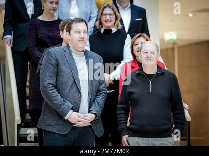 Berlin, Deutschland. 08. Januar 2023. Lars Klingbeil (l), Bundesvorsitzender der SPD, und Kanzler Olaf Scholz (SPD) nehmen an der jährlichen Auftaktsitzung des SPD-Exekutivkomitees und des SPD-Parteivorstands im Willy Brandt House Teil. Das Motto der geschlossenen Sitzung lautet "Fortschritt im Wandel: Deutschland kann damit umgehen. Mit Sozialpolitik für Sie“. Kredit: Kay Nietfeld/dpa/Alamy Live News Stockfoto