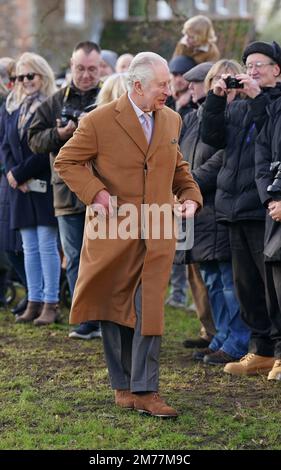 König Karl III. Spricht mit den Wunschwünschen, wenn er ankommt, um an einer morgendlichen Kirchenfeier in der Castle Rising Church in Norfolk teilzunehmen. Foto: Sonntag, 8. Januar 2023. Stockfoto