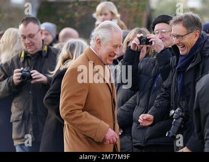 König Karl III. Spricht mit den Wunschwünschen, wenn er ankommt, um an einer morgendlichen Kirchenfeier in der Castle Rising Church in Norfolk teilzunehmen. Foto: Sonntag, 8. Januar 2023. Stockfoto